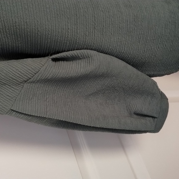 Jennie & Marlis Women's large balloon sleeve textured blouse - Picture 4 of 10